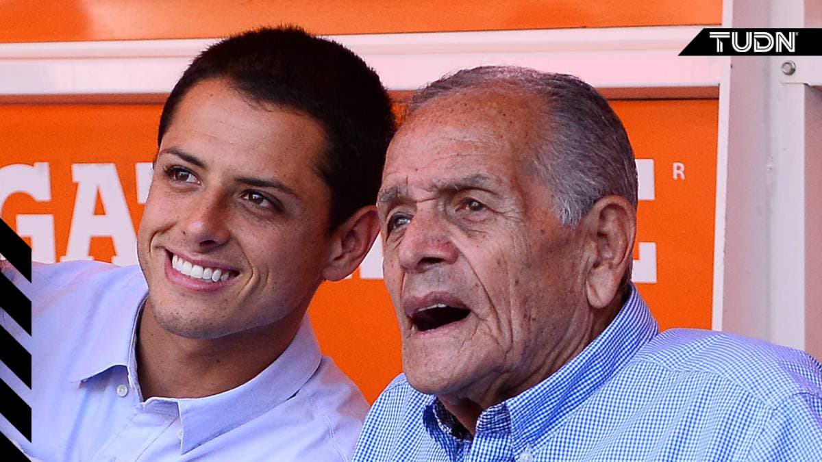 Chicharito junto a su abuelo. Curiosamente, ambos anotaron ante Francia en un Mundial.