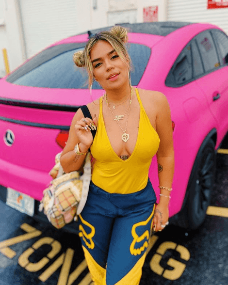 Karol G ha invertido sus ganancias en ropa de diseñador, viajes exclusivos y en cambiar el color de su camioneta Mercedes-Benz cada que la ocasión lo amerite.