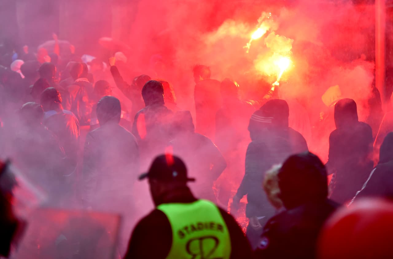 Aún así, los barras bravas encendieron bengalas en su recorrido hacia el estadio de fútbol.