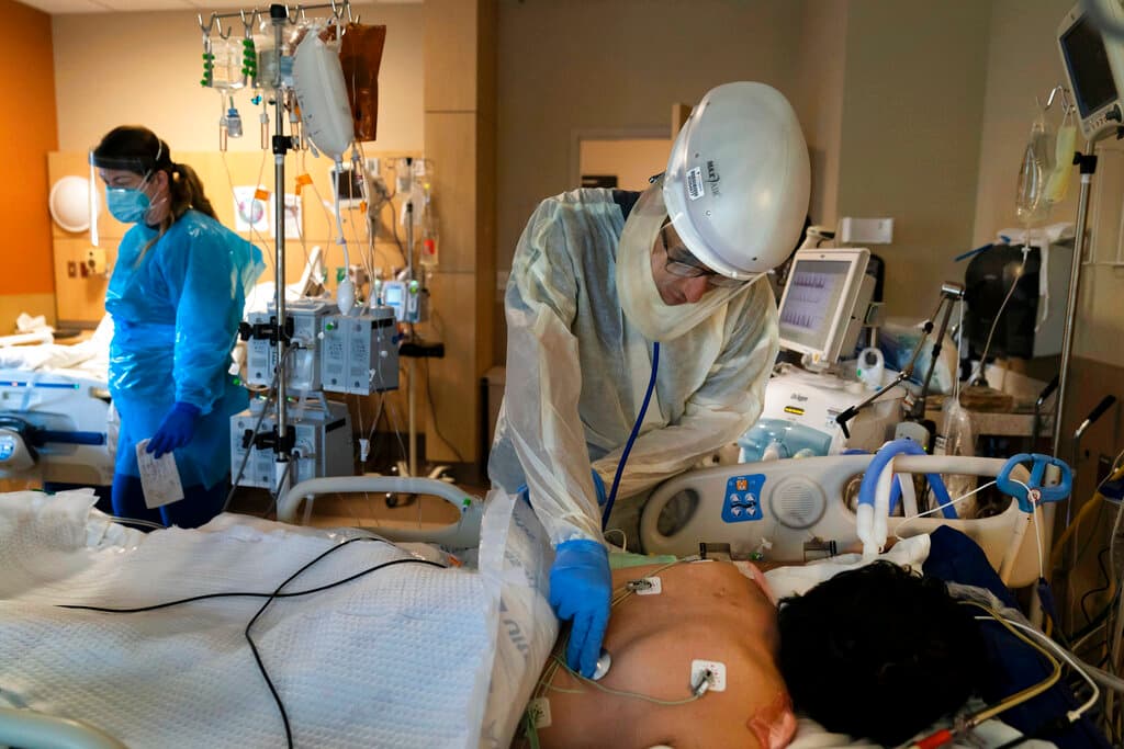 El doctor Rafik Abdou revisa a un paciente con covid-19 en el Providence Holy Cross Medical Center en Mission Hills, Los Ángeles.