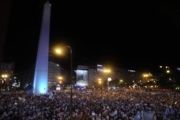 Un gran cartel que portaban los manifestantes rezaba "¡Salvemos a la República!", en la cabecera de una marcha por la avenida Santa Fe, en la residencial zona norte porteña, en camino al tradicional Obelisco, epicentro del mitin, que también se celebraba en las populosas Rosario, Córdoba y Mendoza.