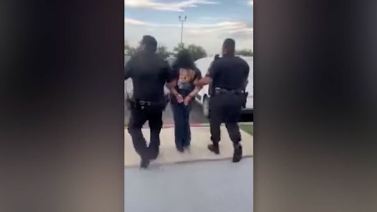 "Las acciones de esta persona no estaban en conformidad con los Procedimientos Operativos y el Código Ético de la Junta del EISD, lo que hizo necesaria su expulsión", expresó el distrito escolar.