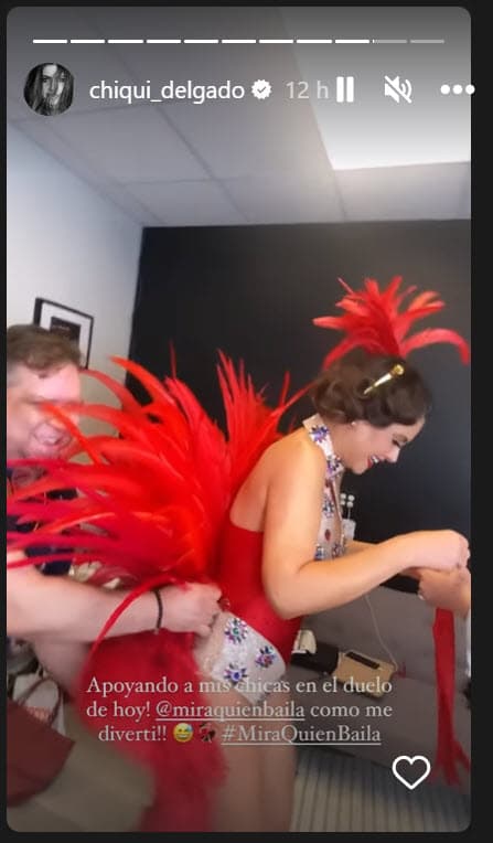 También se apoderó de la pista con una pieza de baile en el que lució este colorido y elegante 'outfit'.
<br>