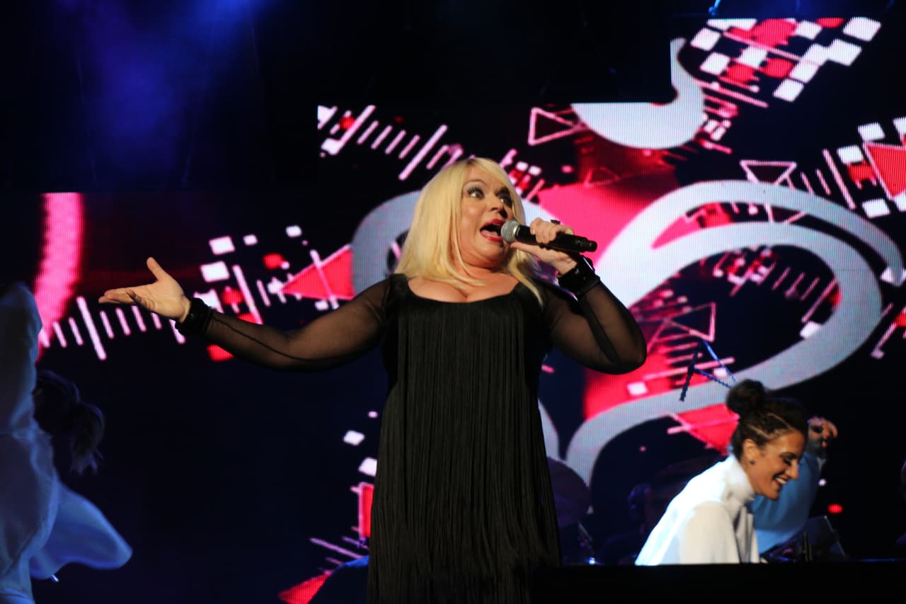 “Gracias a KQ por esta invitación espectacular... de venir a compartir una noche de amorrrrrr en el Choliseo”-Ednita Nazario.