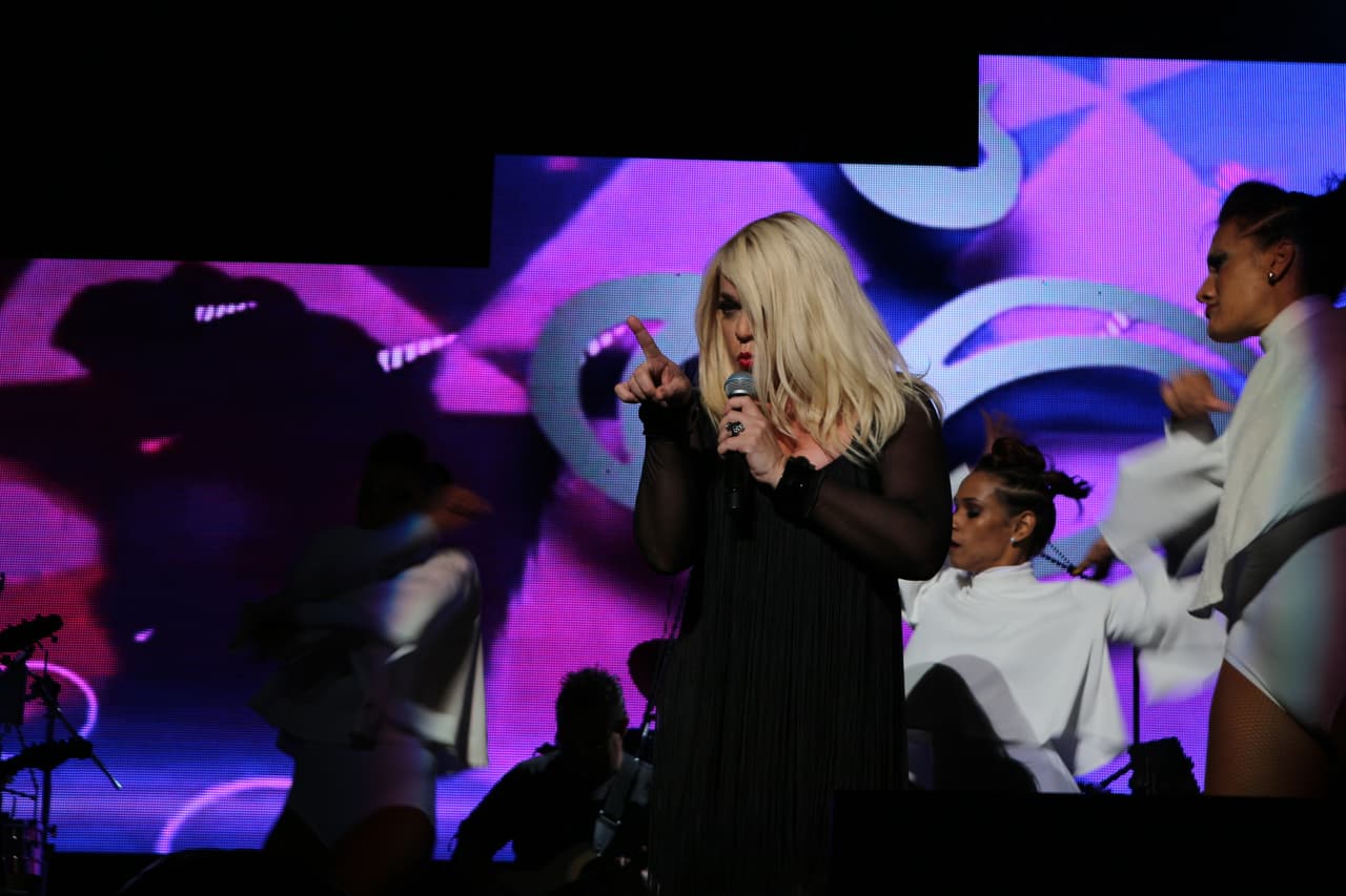 “Gracias a KQ por esta invitación espectacular... de venir a compartir una noche de amorrrrrr en el Choliseo”-Ednita Nazario.