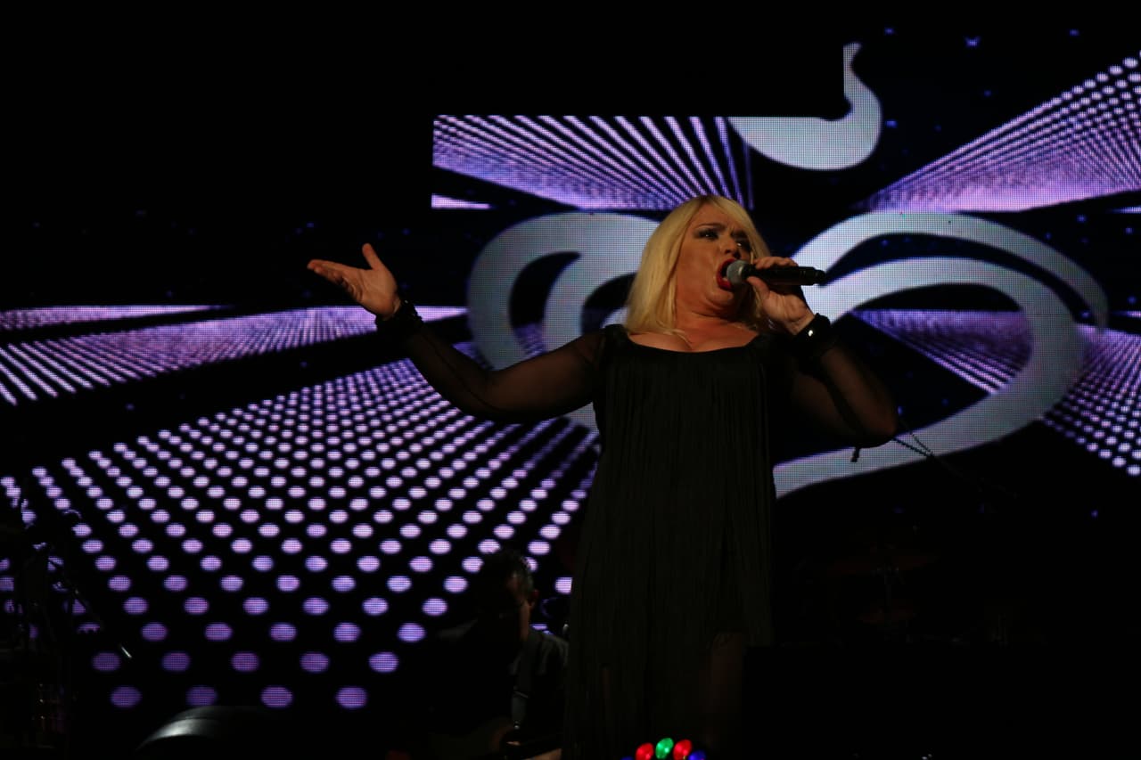 “Gracias a KQ por esta invitación espectacular... de venir a compartir una noche de amorrrrrr en el Choliseo”-Ednita Nazario.