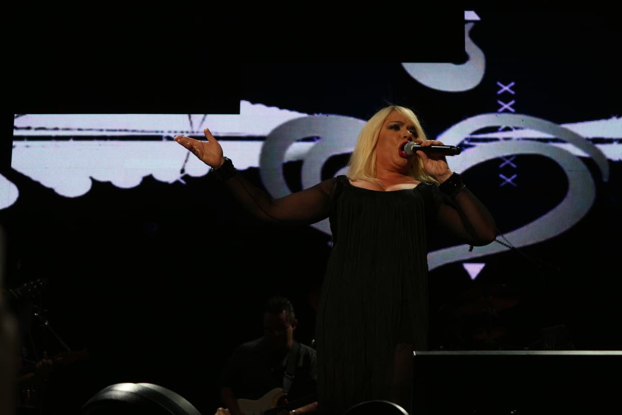 “Gracias a KQ por esta invitación espectacular... de venir a compartir una noche de amorrrrrr en el Choliseo”-Ednita Nazario.