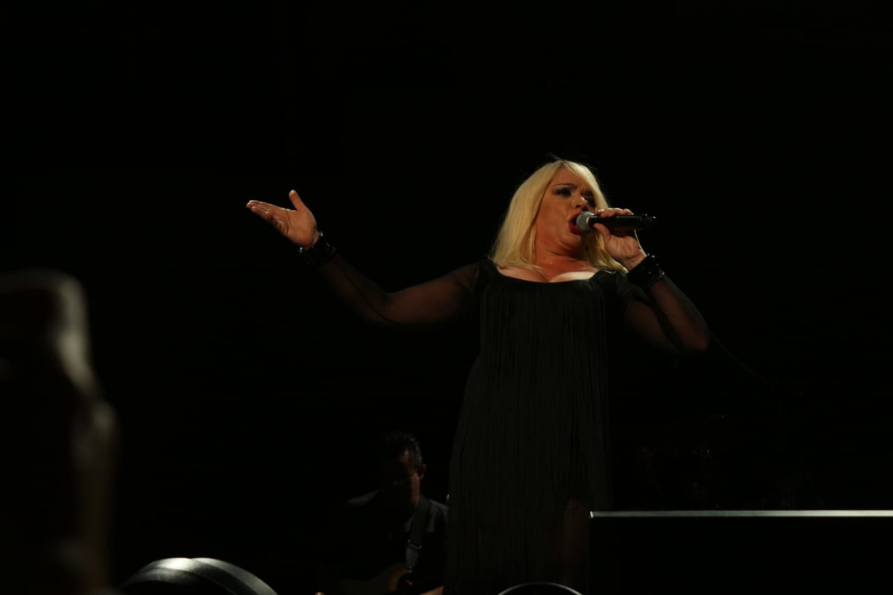 “Gracias a KQ por esta invitación espectacular... de venir a compartir una noche de amorrrrrr en el Choliseo”-Ednita Nazario.