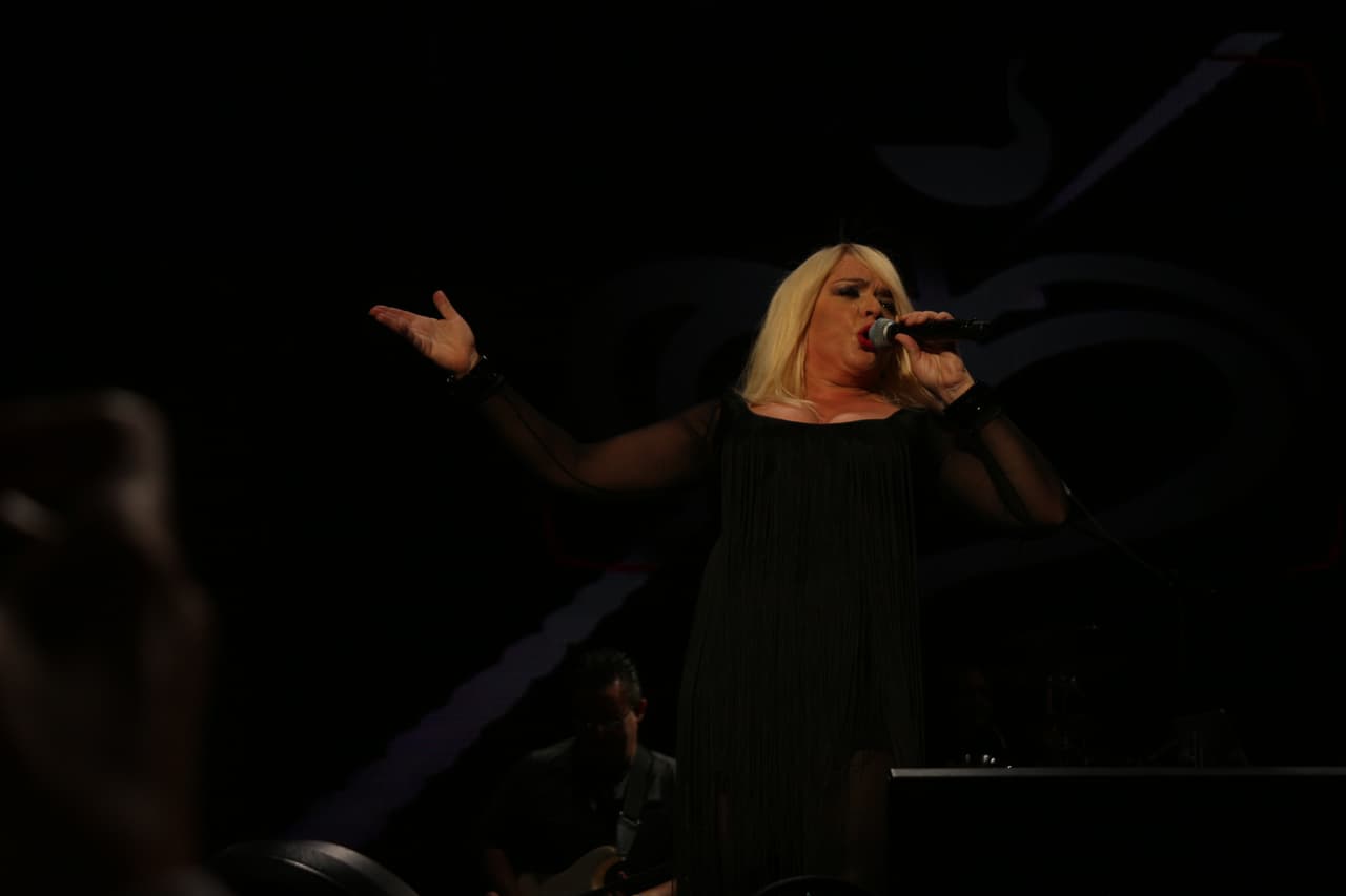 “Gracias a KQ por esta invitación espectacular... de venir a compartir una noche de amorrrrrr en el Choliseo”-Ednita Nazario.