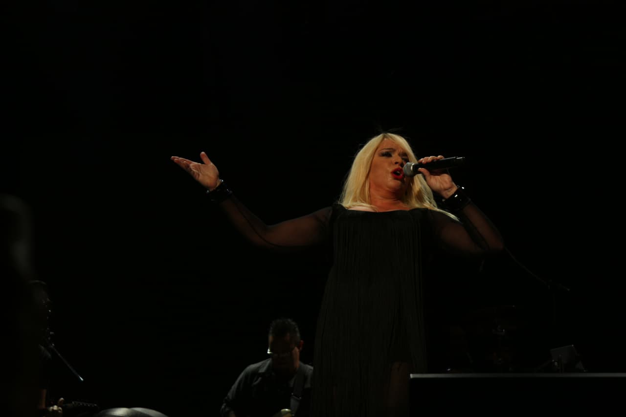 “Gracias a KQ por esta invitación espectacular... de venir a compartir una noche de amorrrrrr en el Choliseo”-Ednita Nazario.