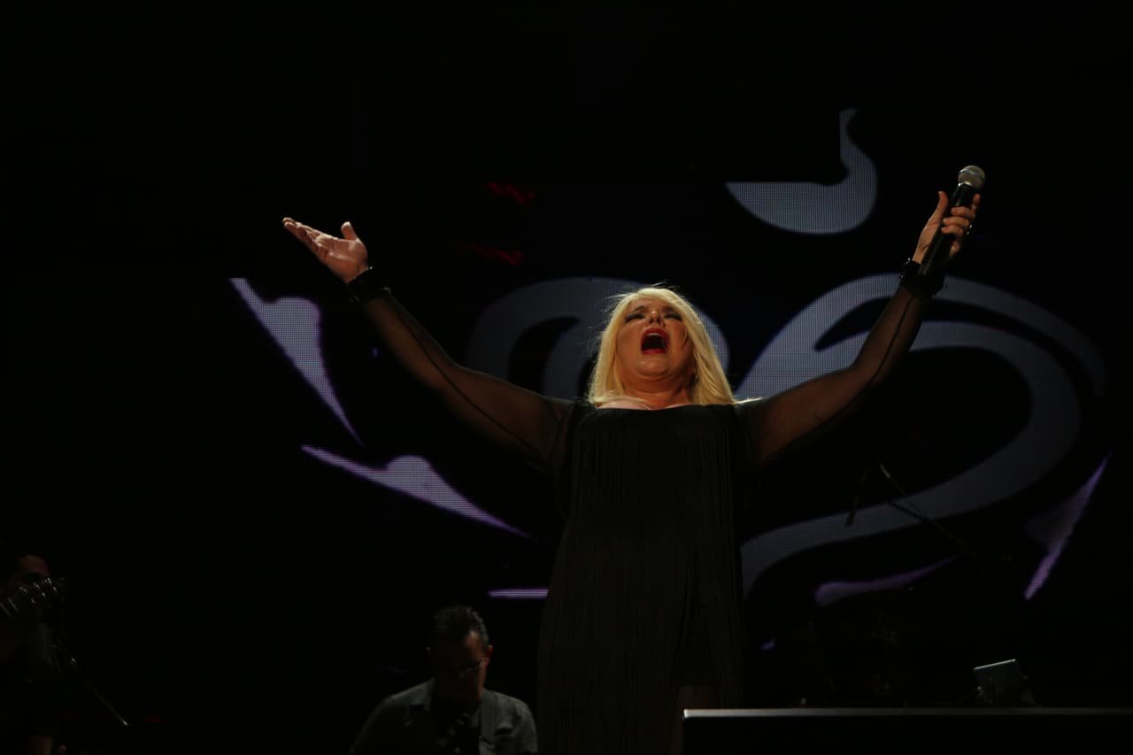 “Gracias a KQ por esta invitación espectacular... de venir a compartir una noche de amorrrrrr en el Choliseo”-Ednita Nazario.