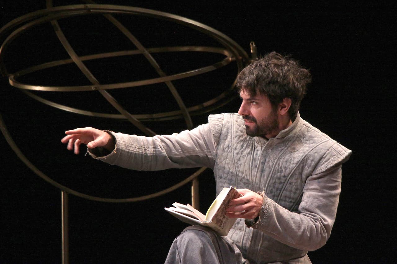 "Para nosotros el teatro es como estar en casa, para mí lo raro es ser dirigido por un hombre que no sea mi papá, él me ha enseñado que la ficción solo se logra en el momento en el que se junta la voluntad del actor con la del espectador", dijo sobre las enseñanzas que le dejó su padre.