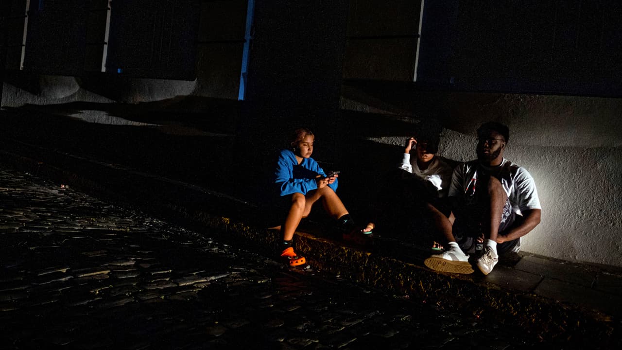 Más de 85,000 abonados amanecieron sin luz en Puerto Rico por el sargazo en Central Aguirre