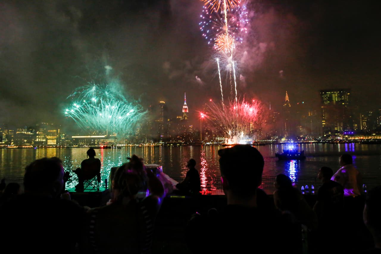 Los fuegos artificiales del Día de la Independencia en Nueva York dejan fotos impresionantes que son compartidas por cientos de miles en las redes sociales.
