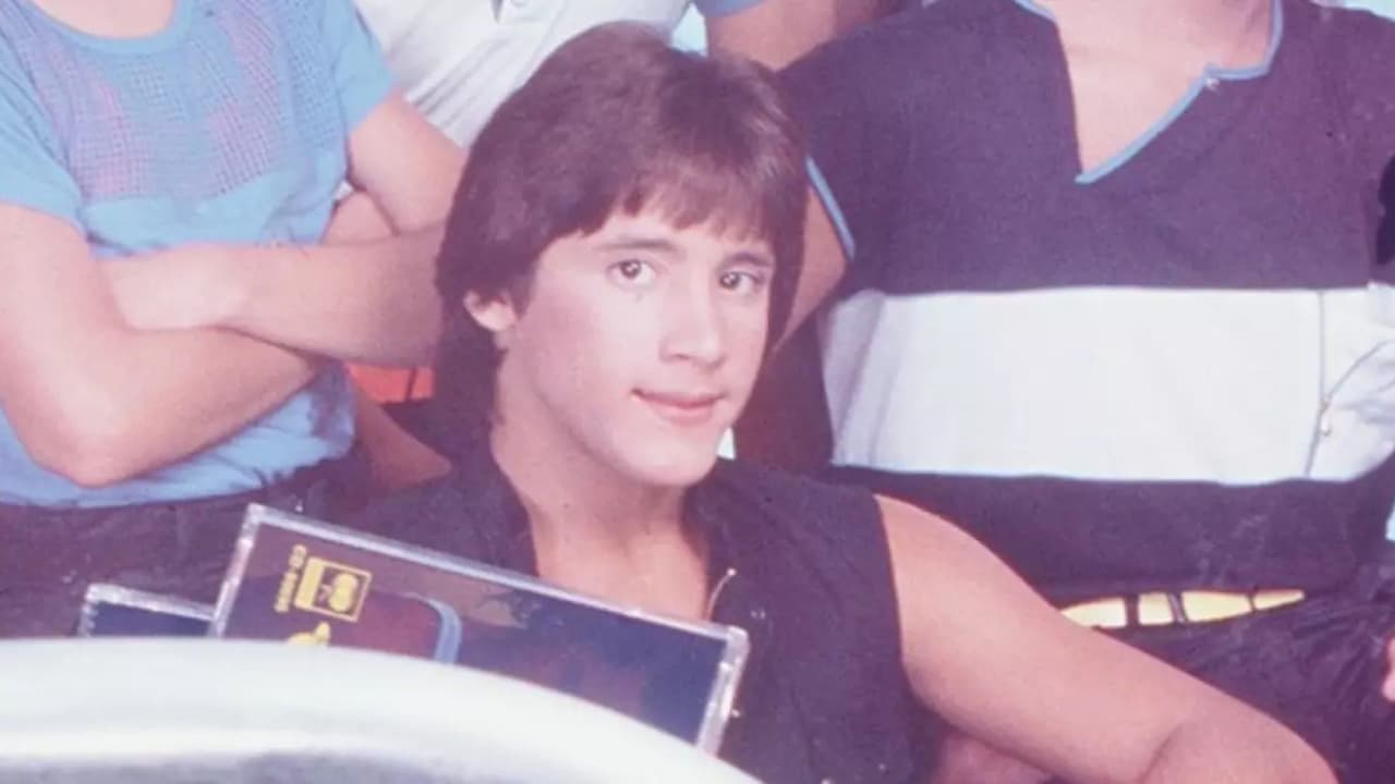 <b>Lyle </b>y 
<b>Erik Menéndez</b> 
<b><a href="https://www.univision.com/local/los-angeles-kmex/hermanos-menendez-como-una-carta-exmenudo-refuerzan-revision-condenas-los-angeles" target="_blank">no fueron los únicos en acusar a su padre José Menéndez</a></b> de abuso sexual. Después de 
<b>callar por más de tres décadas</b>, el exMenudo 
<b>Roy Rosselló confesó públicamente que fue víctima del empresario cubano.</b>
<br>Mencionó que
<b> en su adolescencia y cuando era integrante de Menudo</b>, José Menéndez abusó de él sexualmente. En el documental 
<b><a href="https://www.univision.com/noticias/estados-unidos/roy-rossello-menudo-denuncia-padre-hermanos-menendez-violo" target="_blank">'Menendez + Menudo: Boys Betrayed',</a> da su versión de lo ocurrido</b> y 
<b>responsabiliza al creador del grupo, Edgardo Díaz</b>.