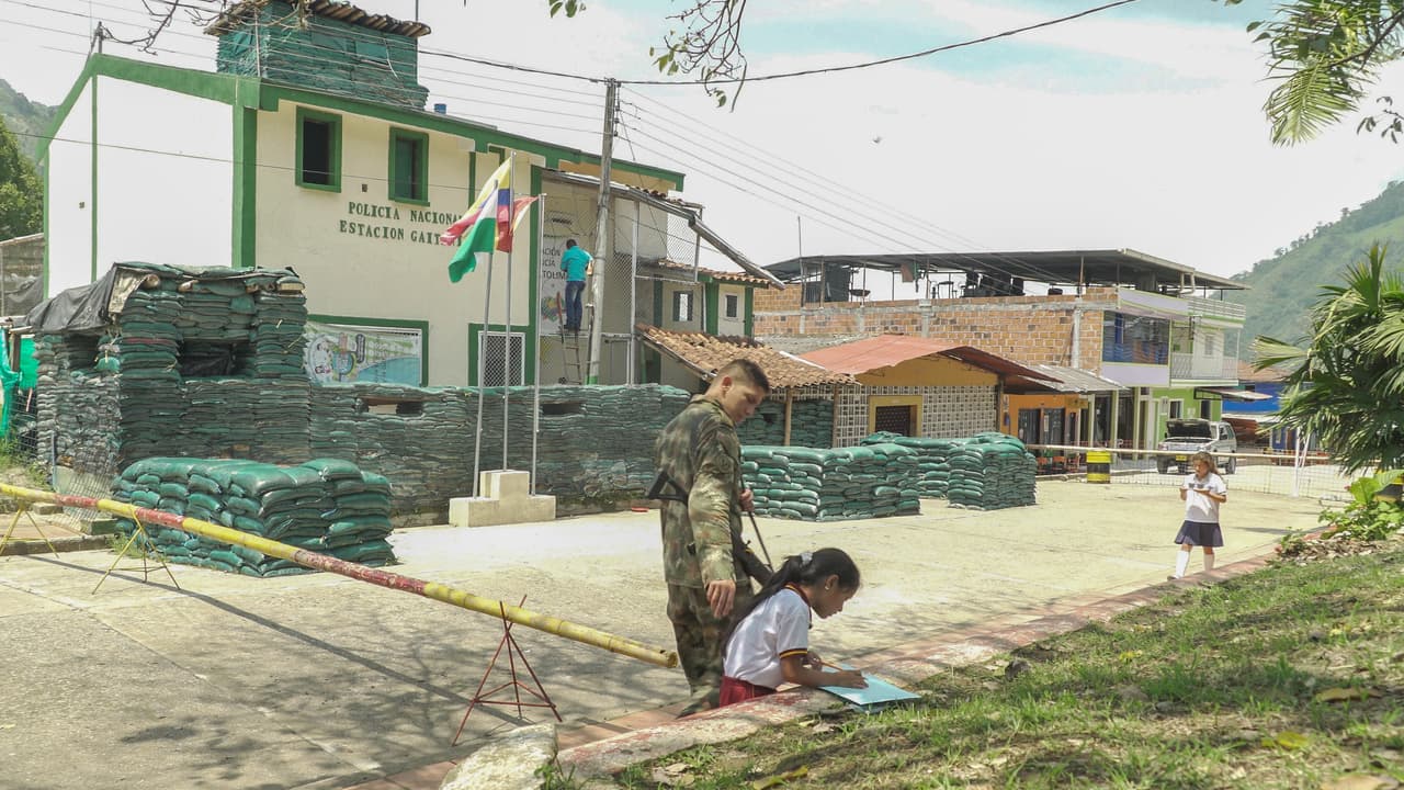 El ejército ha tratado de ganarse con obras de infraestructuras a la población.