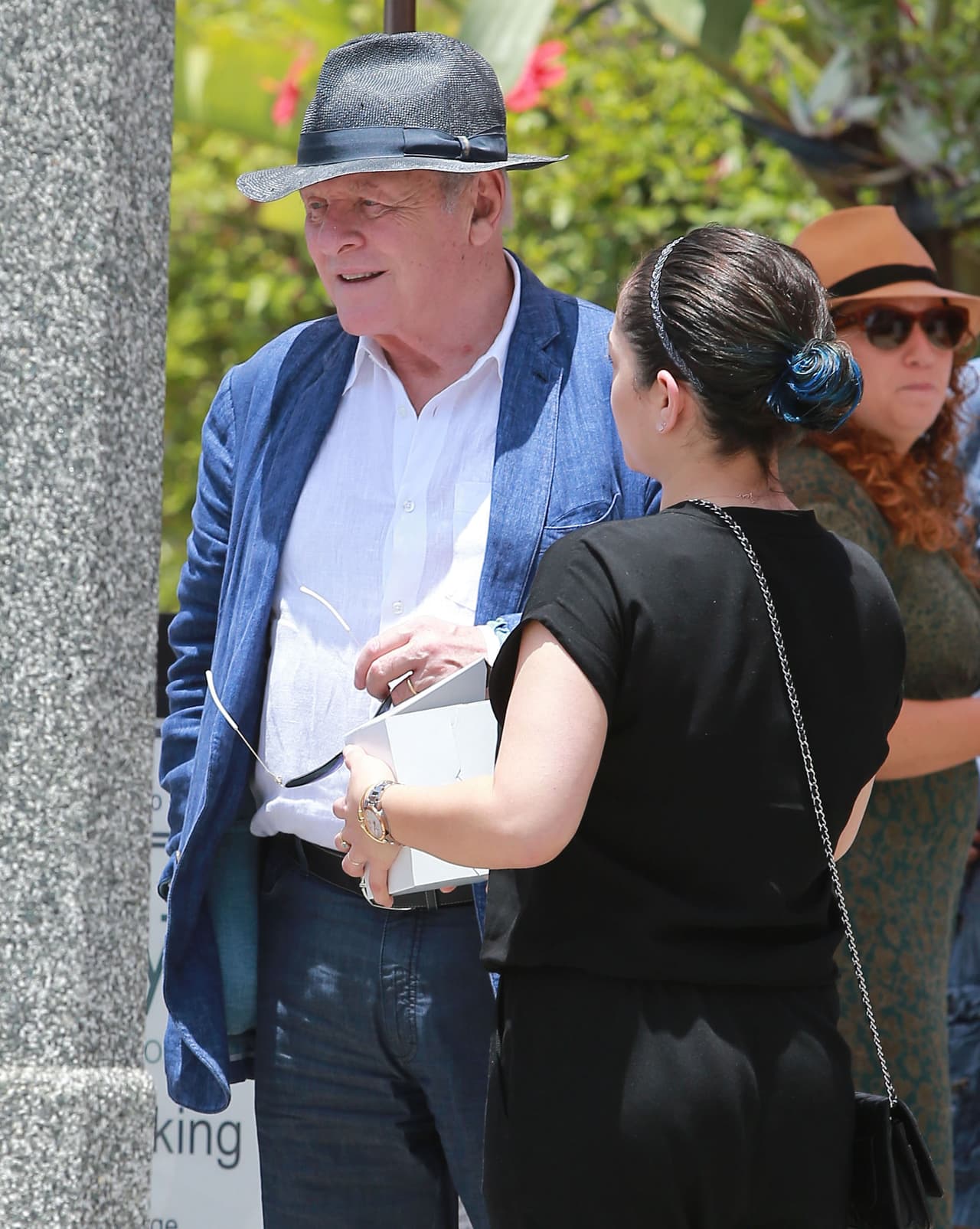 El actor lució muy contento mientras conversaba.