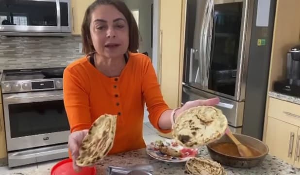 María Antonieta Collins nos ha mostrado en Despierta América su pasión por la cocina. Antes de sorprendernos con nuevas recetas, calentó motores con unas 'picaditas' veracruzanas.