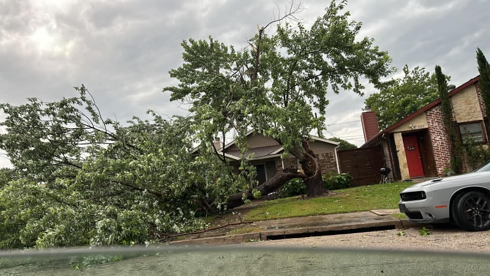 Los daños alcanzan a algunos apartamentos en el centro de Dallas, con portones inservibles u otras afectaciones, además de los cortes en la energía eléctrica.