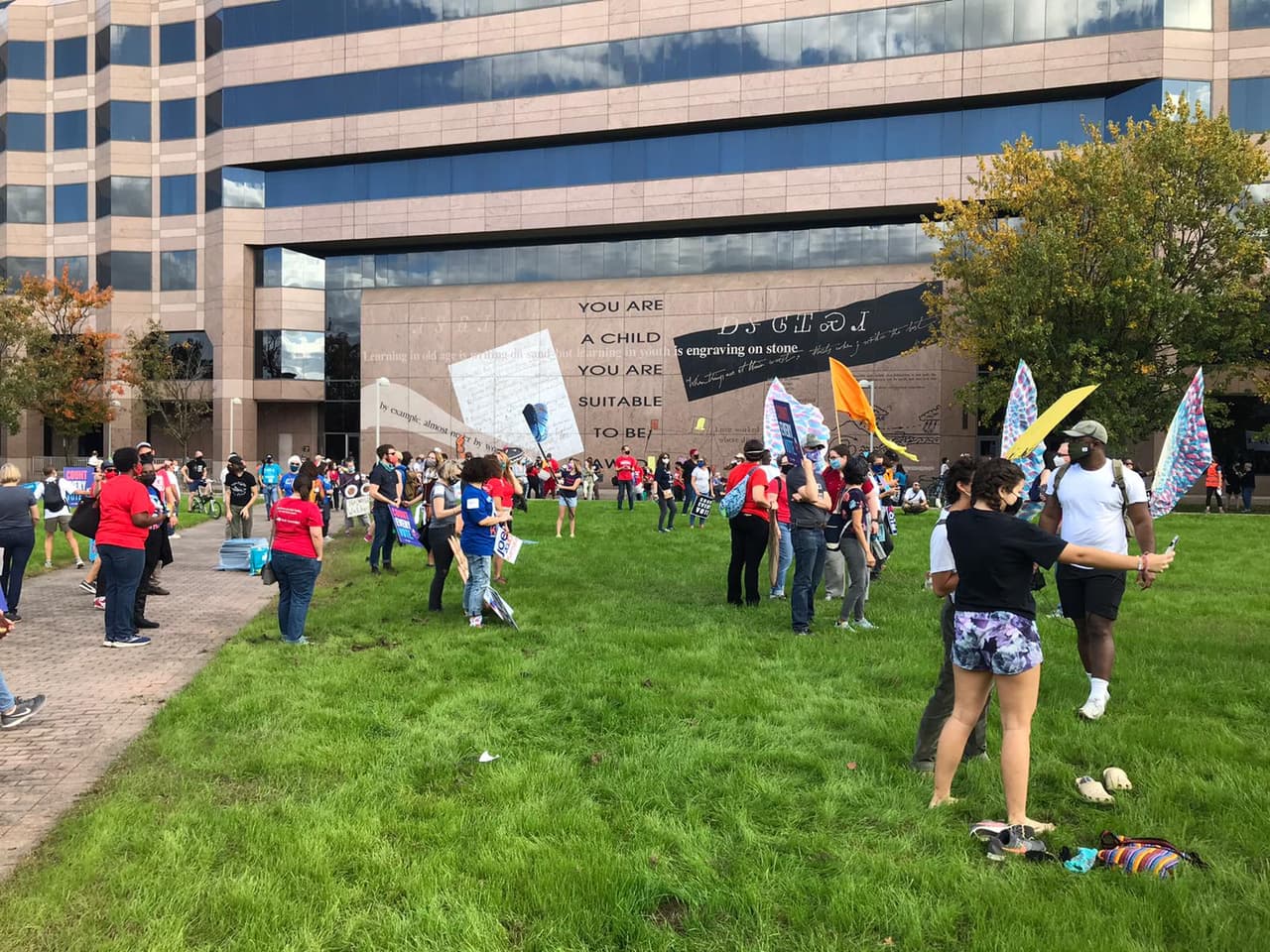 Más de 100 personas se reúnen en el centro de Raleigh, grupo que continúa sumando más seguidores al transcurrir las horas.