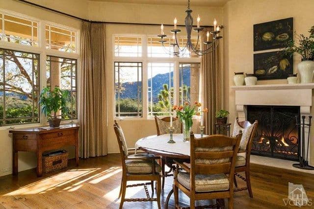 La villa tiene una biblioteca, oficina, un gran salón, lavandería, habitación de huéspuedes y elevador para acceder a los niveles superiores.