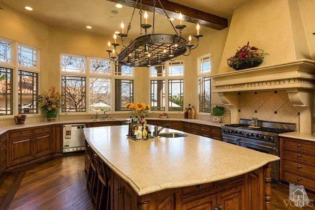 La elegancia se encuentra incluso en el techo, en los muebles y en el diseño espectacular de cada uno de los artículos.