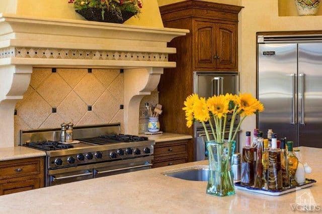 Por si no fuera poco, tiene un elegante ‘fire place’, aire acondicionado, un spa privado, piscina interior y exterior. ¡No hay forma de que quien habite dicha propiedad se aburra!