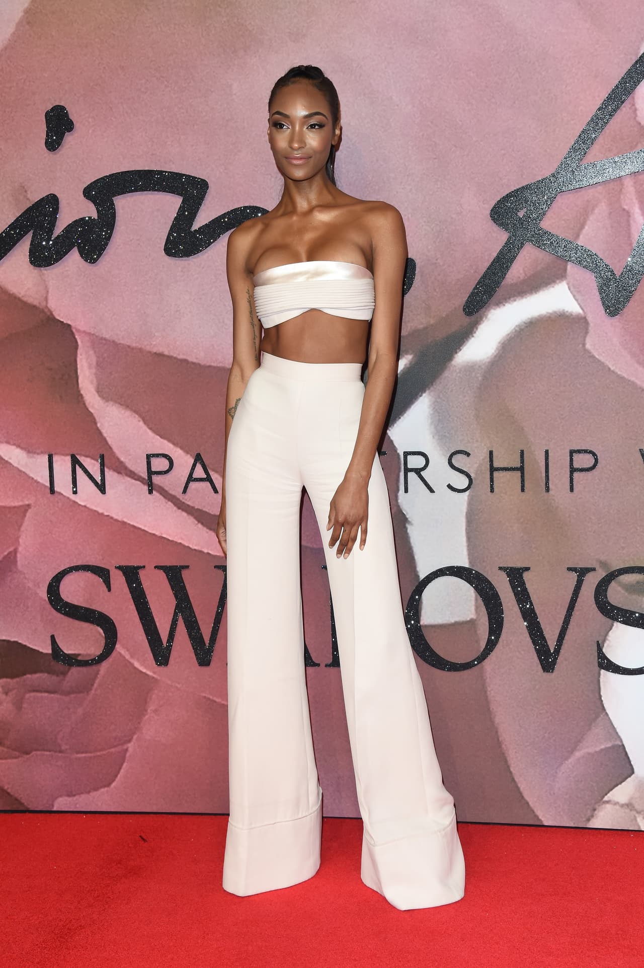 Una vez más los pantalones blancos hicieron su aparición en esta alfombra roja. Jourdan Dunn eligió al diseñador Brandon Maxwell, el que siempre viste a Lady Gaga, para que creara este conjunto de pantalones de tiro alto y bota pata elefante y el minúsculo crop top.