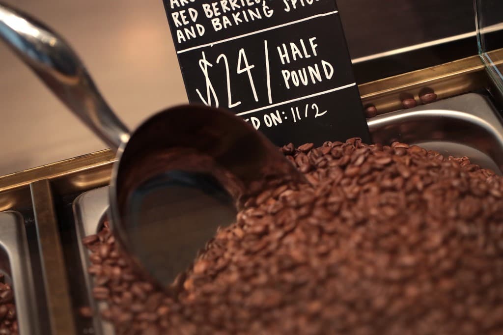 El aroma que recibe a los clientes al ingresar al primer piso proviene del tostado y molido de las semillas que se hace en el lugar y a la vista de todos.
<br>