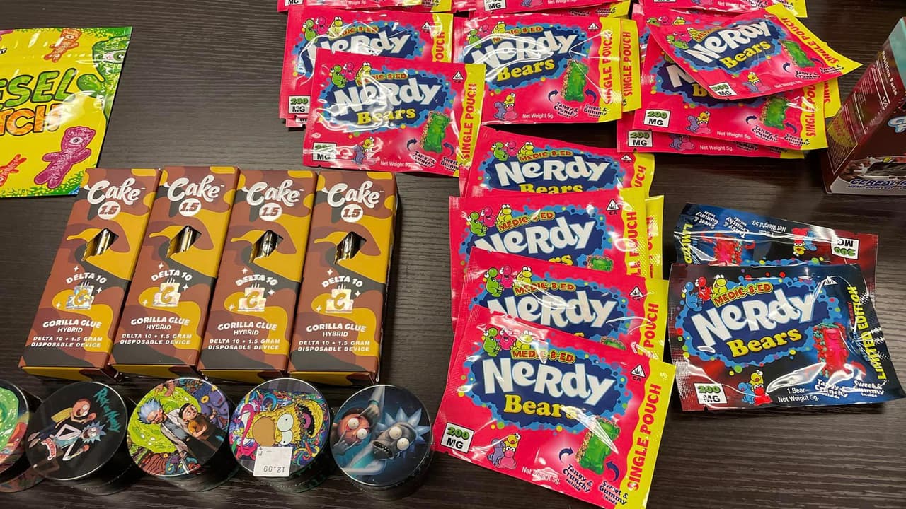 Estos artículos fueron sacados de las tiendas, a fin de mantenerlos fuera del alcance de los niños, que podrían haber creído que eran dulces. 
<b>Autoridades piden que los padres estén atentos este Halloween: </b>1)
<b> </b>Revisa los dulces en casa antes de comerlos. 2) Busca señales de manipulación de los empaques. 3) No aceptes nada que no esté envuelto comercialmente.