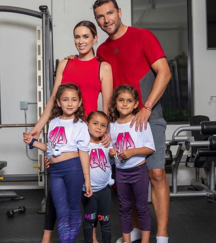 "Le dije 
<b><a href="https://www.univision.com/famosos/mellizas-pero-muy-distintas-el-esposo-de-jacky-bracamontes-revela-la-cara-de-enojo-de-emilia-video" target="_blank">'vas a hacer que odien las clases'</a></b>, se enoja luego, luego", contó Fuentes sobre los consejos que le ha dado a su esposa. 
<br>