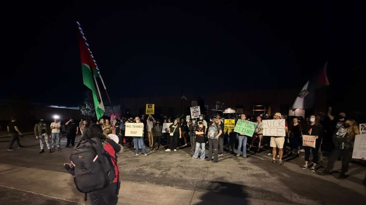 Durante la manifestación, algunos asistentes expresaron su rechazo a las políticas migratorias actuales. “Estamos aquí para decirles que no lo aceptamos hoy, no lo aceptamos mañana y nunca lo vamos a aceptar”, señaló una de las voces que tomó el micrófono frente al centro de detención.