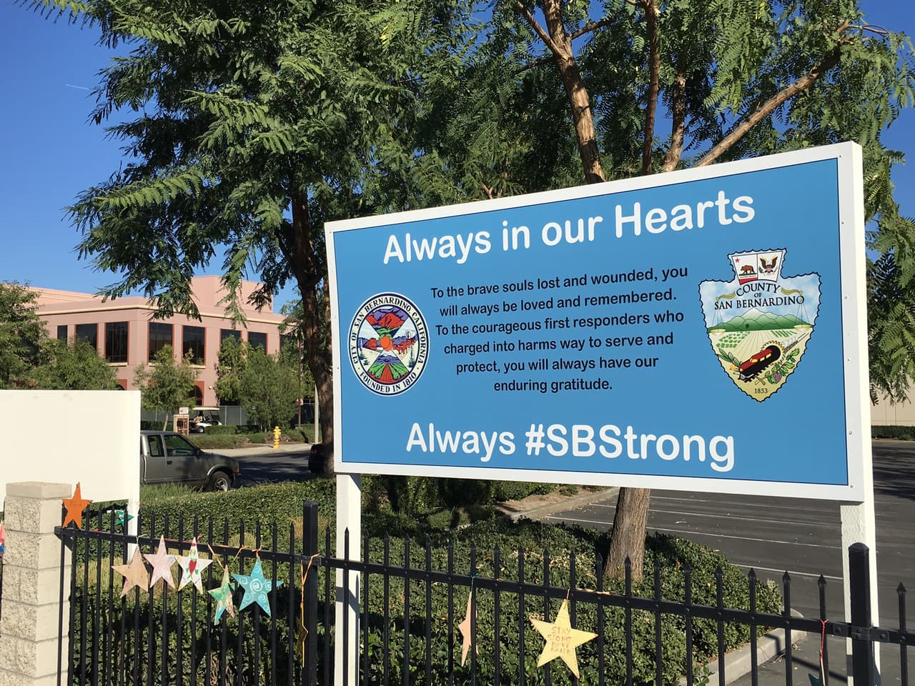 Cartel frente al edificio donde 14 personas murieron en un ataque terrorista en San Bernardino en 2015.
