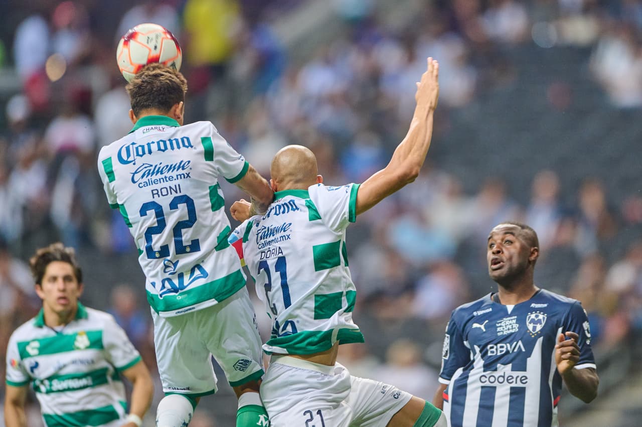 El último toque en el área y la definición fueron una constante en el segundo tiempo. Rayados y Santos perdonaron hasta el cansancio. Campbell se iba expulsado al 75’.