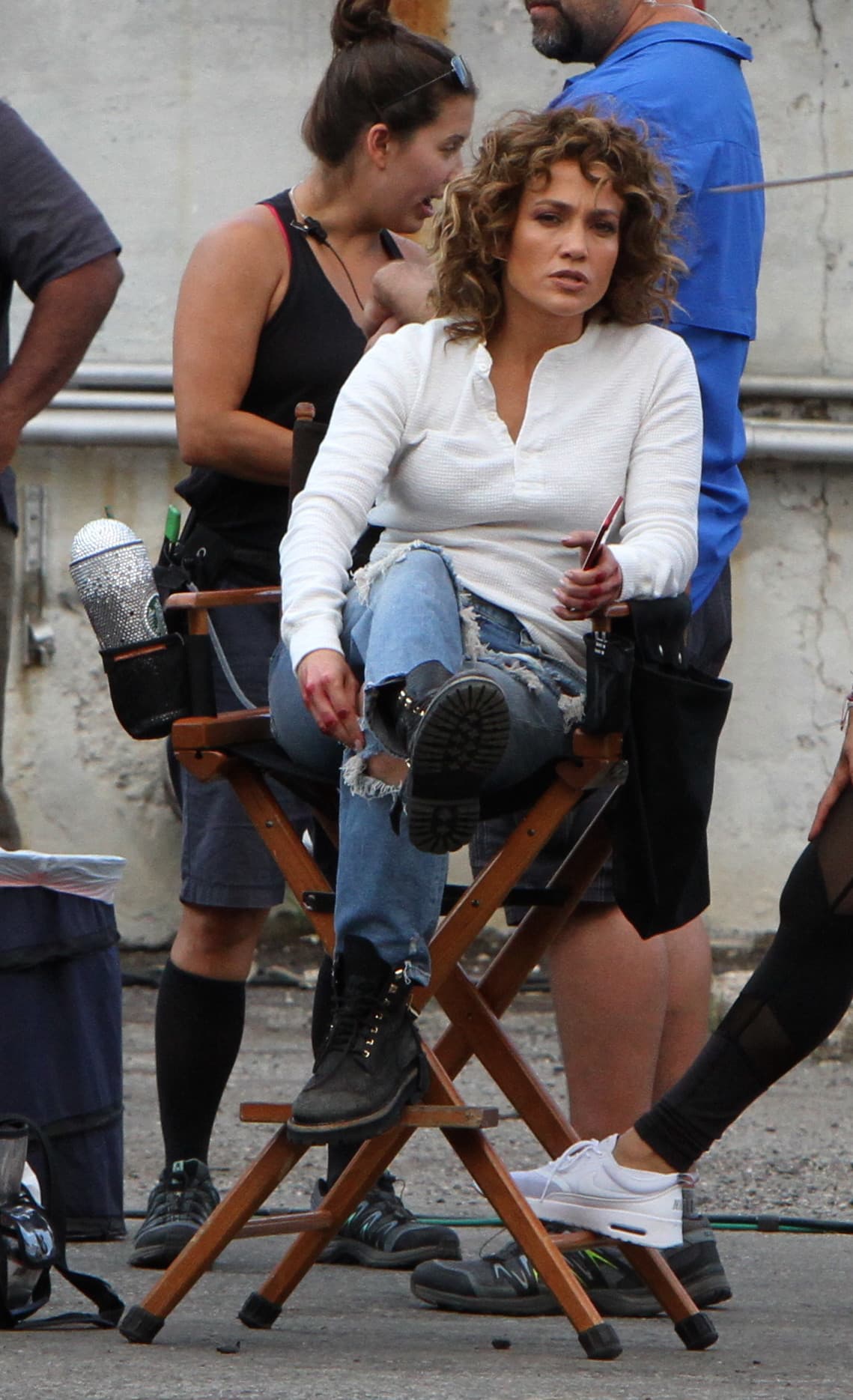 Tal parece que desde que lo tiene, JLo se lo lleva a todos lados, como el set de filmación de la serie 'Shades of Blue'.