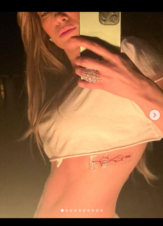 <b>"El compromiso es sexy"</b>, escribió mientras se observa esta primera imagen de 'La Diva del Bronx' con el nuevo tatuaje aún en proceso de curación. 
<br>
