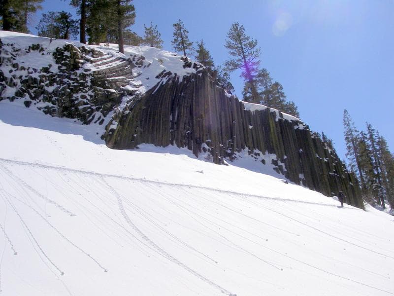 El 
<b>Monumento Nacional de la Torre del Diablo </b>es un cuello volcánico situado en Colinas Negras, cerca de Hulett y Sundance en el condado de Crook, al noreste de Wyoming, sobre el río Belle Fourche. Se eleva hasta 386 metros por encima del terreno circundante y su cumbre se encuentra a 1,558 m por encima del nivel del mar.