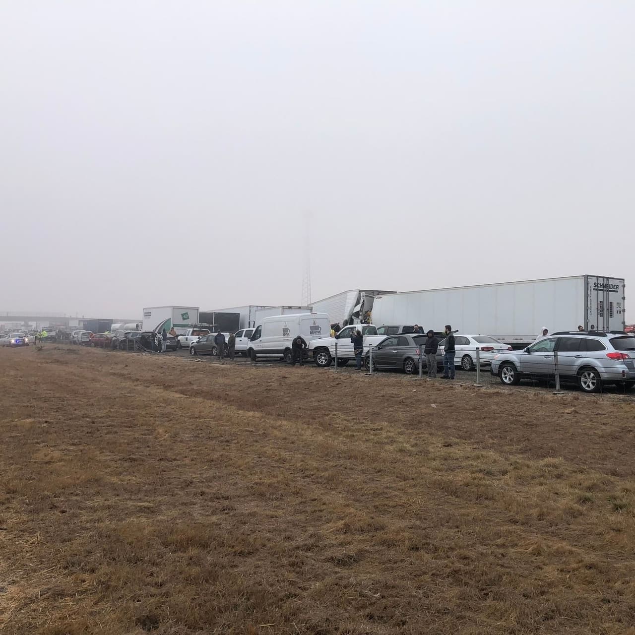 En el accidente estuvieron implicados unos 60 vehículos, incluyendo unos 20 camiones con remolque, a lo largo de más de kilómetro y medio (una milla), lo que obligó a cerrar ese tramo de la autopista.