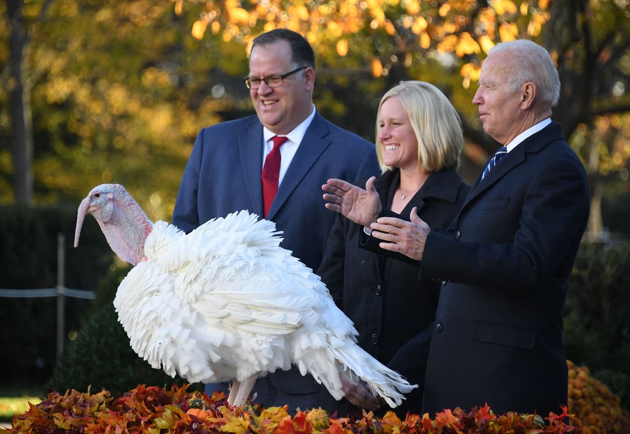 <b>El entusiasmo un día antes de su cumpleaños 79</b>
<br>
<br>Antes de partir a Delaware el 19 de noviembre, el fin de semana antes del día de Acción de Gracias, Joe Biden cumplió con la tradición de 'perdonar' a dos pavos en la Casa Blanca. Horas antes había tenido que ceder los poderes presidenciales
<a href="https://www.univision.com/noticias/politica/kamala-harris-vicepresidenta-mando-casa-blanca-por-algunas-horas"> <u>durante 90 minutos a la vicepresidenta Kamala Harris</u></a>, ya que se realizó una colonoscopia de rutina que requirió el uso de anestesia. 
<br>
<br>Algunos opositores afirman que, por su edad, Biden sufre de un deterioro mental y físico que le impide cumplir con funciones. Pero general, el presidente luce enérgico en sus presentaciones públicas, salvo un momento en el que pareció 
<a href="https://www.univision.com/noticias/mundo/dormido-o-descansando-el-video-viral-de-biden-en-la-cumbre-del-clima-video"><u>quedarse dormido</u></a> en una larga sesión de la Cumbre del Clima.