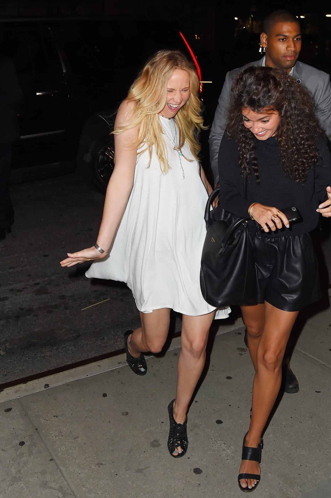 Hasta su amiga parecía sorprendida con su actitud juguetona.