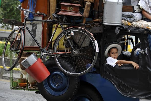 Heber Alfonso, de 54 años, conduce uno de éstos hace 12 años. Dice que son los únicos capaces de 'trastear' en un sólo viaje todas las pertenencias de una familia, aunque admite que cada vez son más buscados por turistas extranjeros, para quienes manejarlos les resulta "exótico".