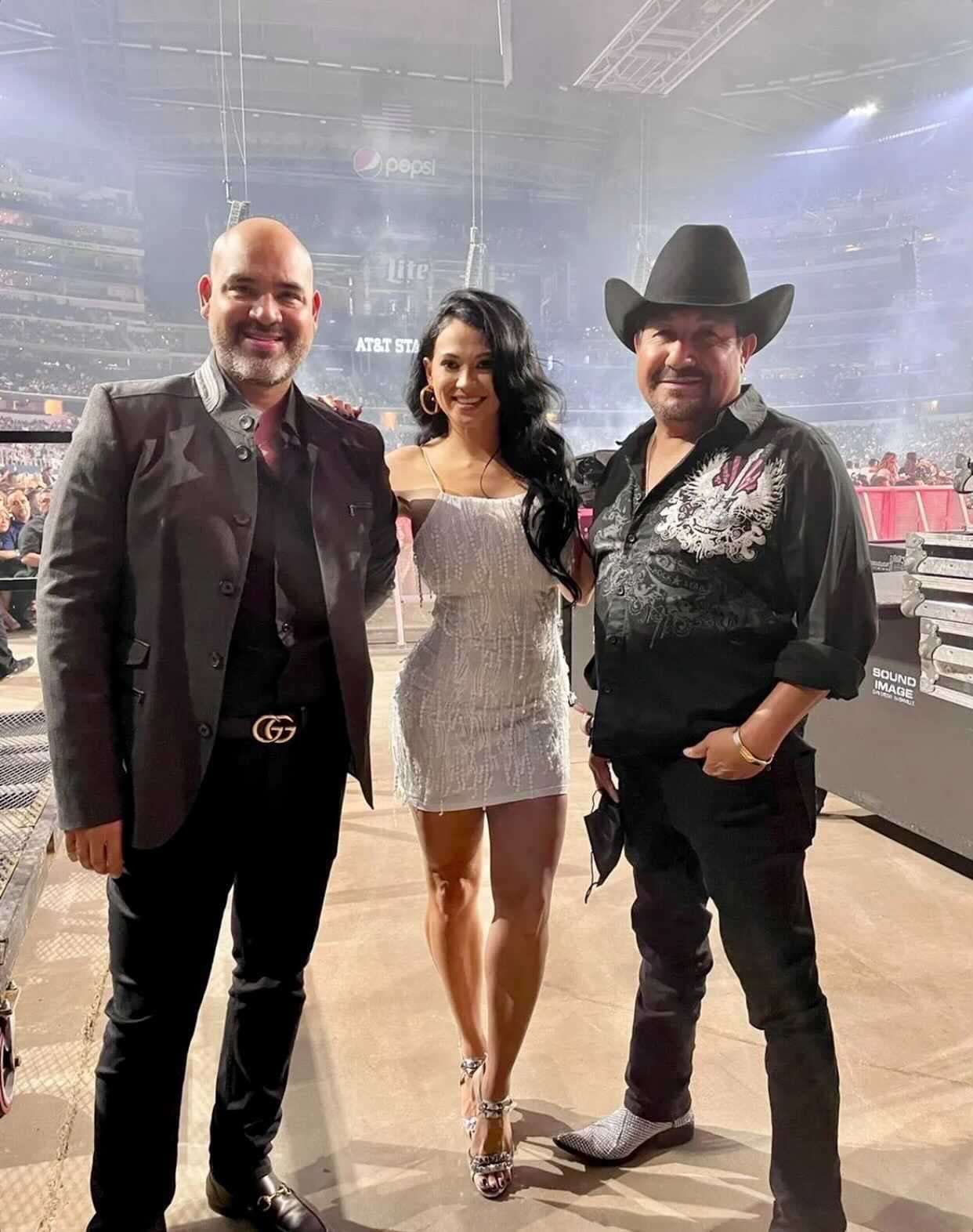 Y para su presentación en Dallas, El Bueno, La Mala y El Feo fueron los encargados de dar la bienvenida a la legendaria banda ante el público.