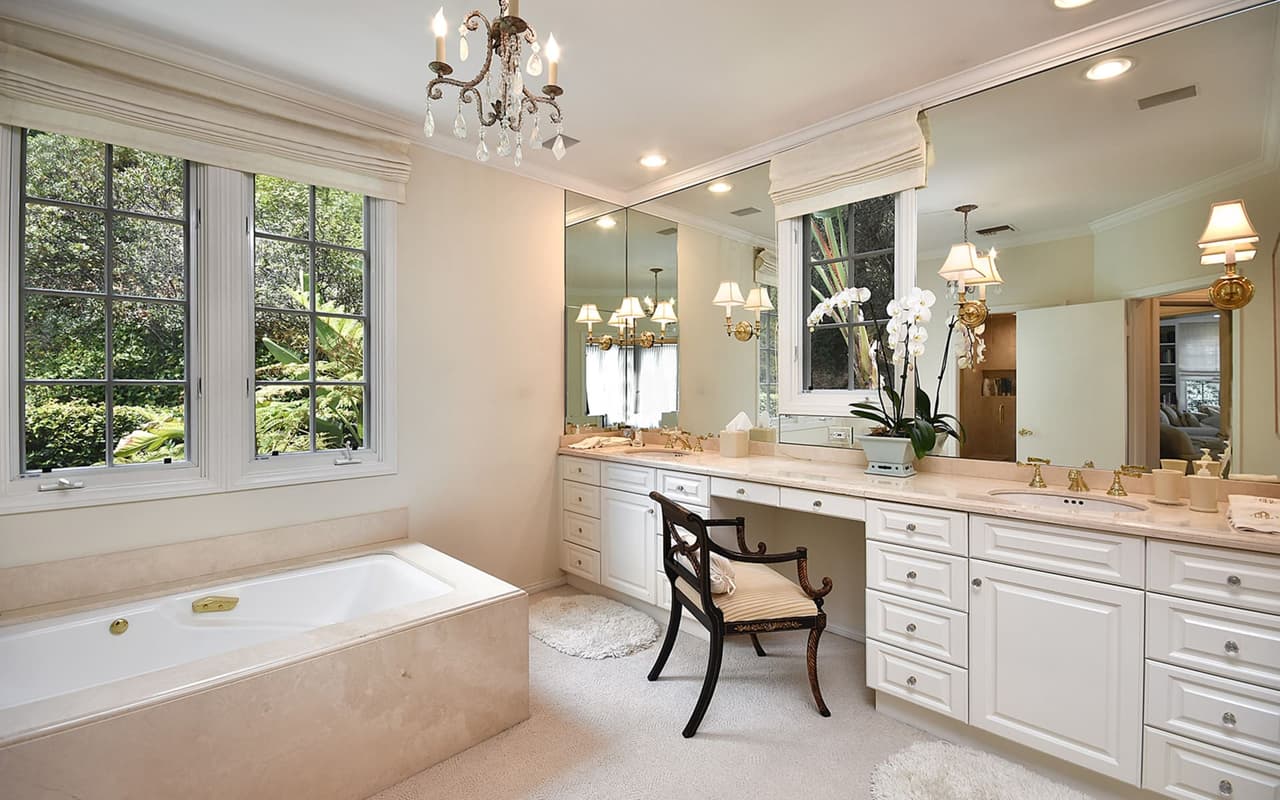 Tampoco tendrán que hacer fila a la hora de bañarse, pues la lujosa mansión tiene cinco baños, uno de ellos con tina.