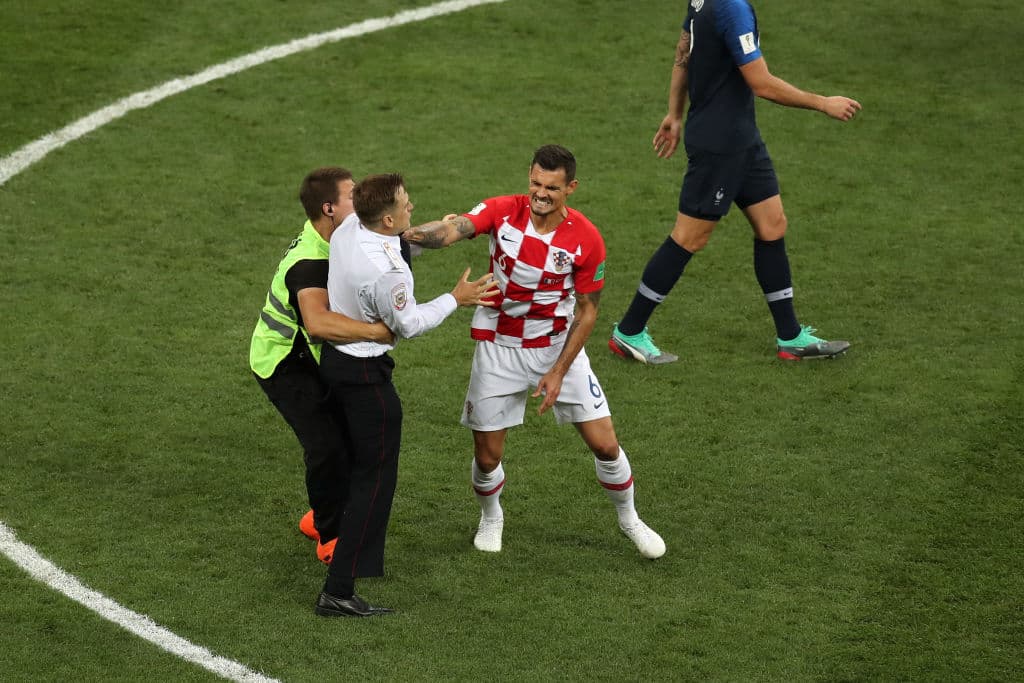 Lovren, defensa del Liverpool, no permitió que le abrazaran.