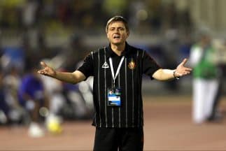 Entrenador del fútbol asiático anota un golazo de volea desde la banca