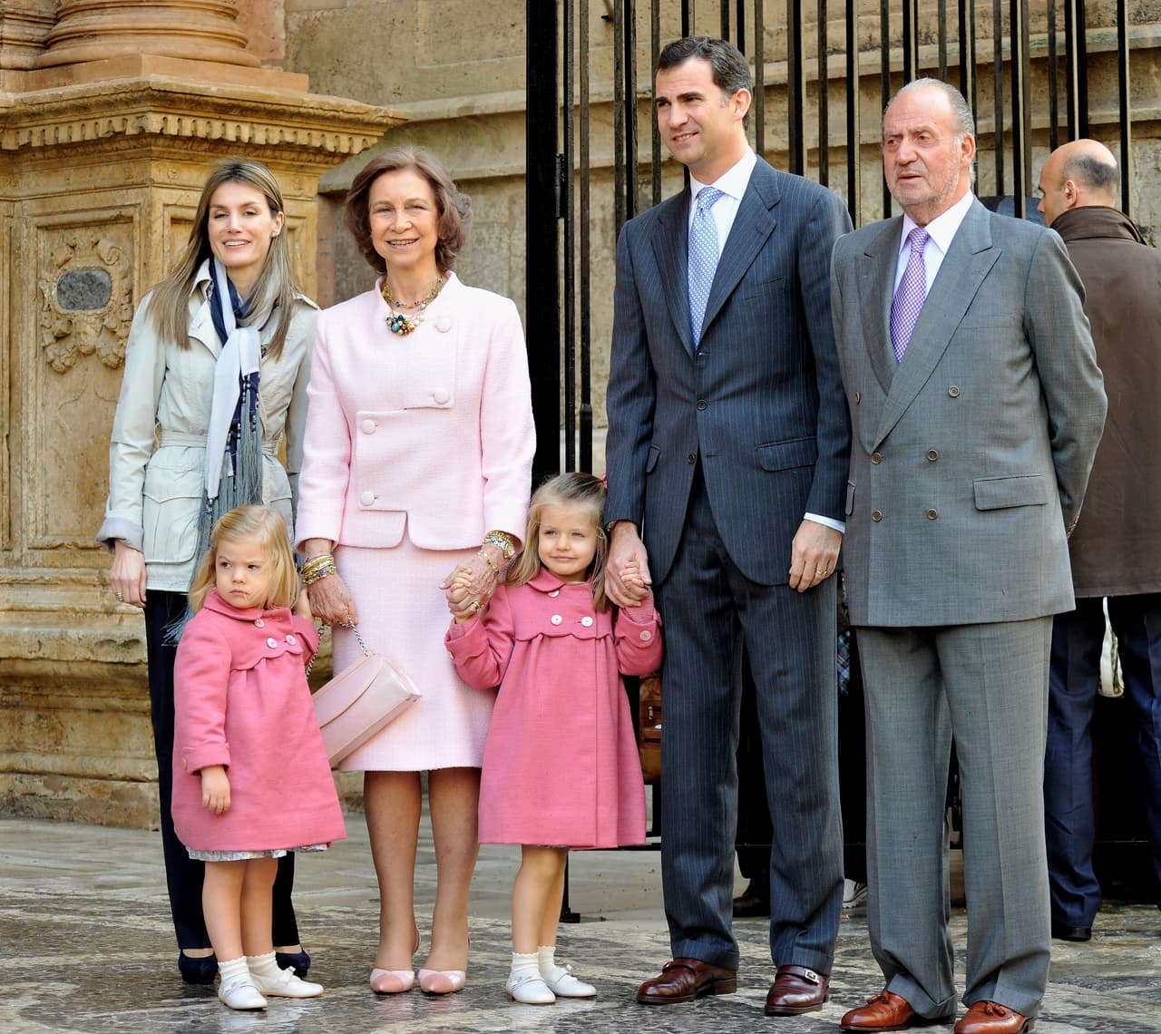 En esta imagen de 2010, captada en el mismo templo, se aprecia muy sonriente a la familia real con Leonor y Sofía, aún muy pequeñas.