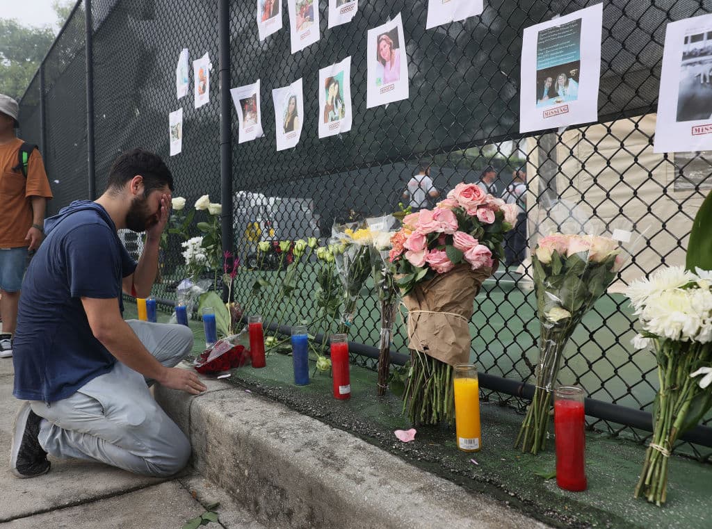 Leo Soto se arrodilla frente al pequeño memorial que creó junto a otros voluntarios para apoyar el rescate y pedir por las vidas de las personas sepultadas bajo los escombros.