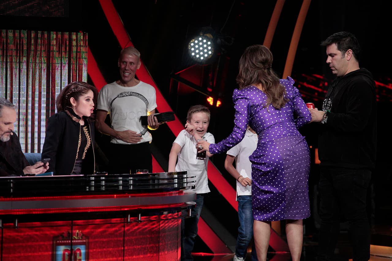 Cada domingo, Mateo acompaña a su mamá durante las grabaciones del show. Ocurrió en la quinta gala que el niño se armó de valor y dijo en el micrófono: "Karol, te amo". La cantante y actriz supo corresponderle al contestarle: "Yo también". Posteriormente, la 'Jueza de Hierro' le dio un beso en la mejilla.