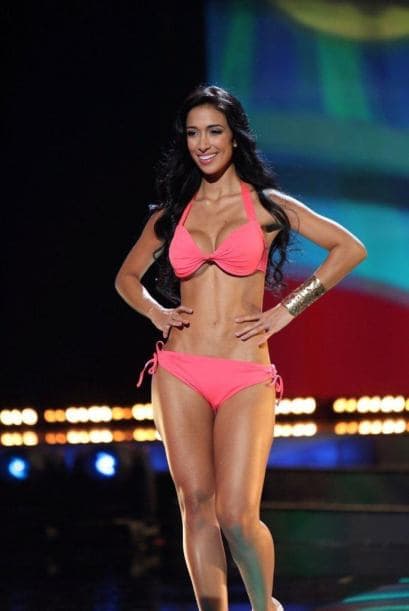 Míralas bien porque una de estas chicas será la próxima reina de Nuestra Belleza Latina. Acompaña a nuestras 12 participantes en la búsqueda de convertir su sueño en una realidad. Esta es la primera pasarela del grupo de la octava temporada. Recuerda apoyarlas con tu voto.