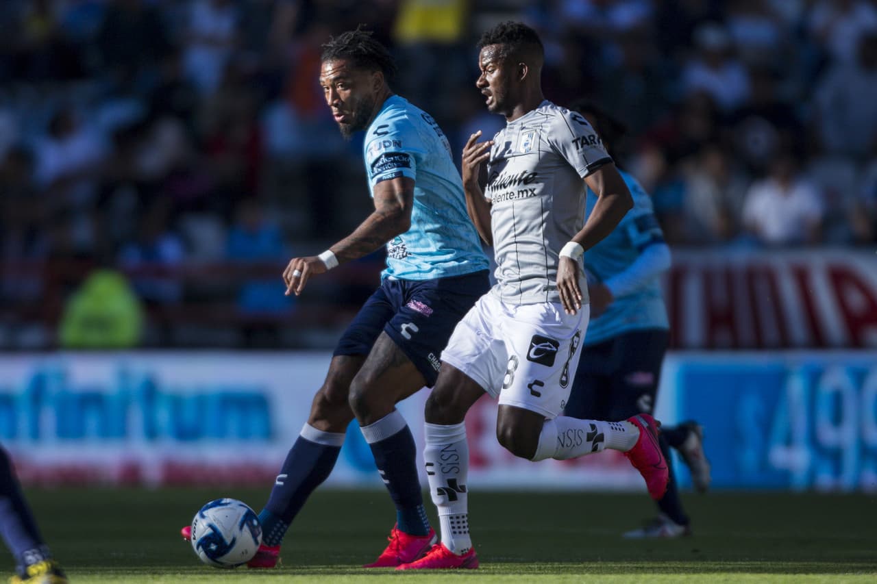 Jefferson Orejuela trata de bloquear el pase del delantero Colin Kazim-Richards, pero llega tarde a la jugada.